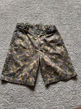 Under Armour Boy’s Green Camo Button Shorts Size Youth Small